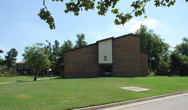 Sheridan Terrace in Tulsa, OK - Building Photo - Building Photo