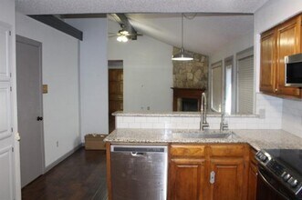 915 W Lovers Ln in Arlington, TX - Building Photo - Building Photo