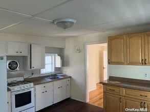 31 Old Dock Rd in Kings Park, NY - Building Photo - Building Photo