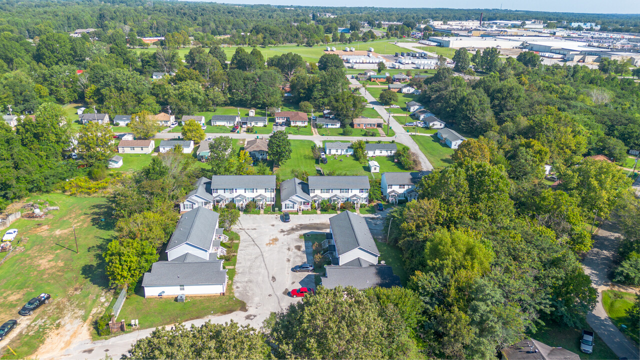 120 Cloverdale St in Jackson, TN - Building Photo