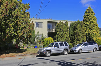 15283-15299 Thrift Av in White Rock, BC - Building Photo - Building Photo