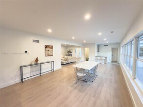 1300 NE 102nd St in Miami Shores, FL - Foto de edificio - Building Photo