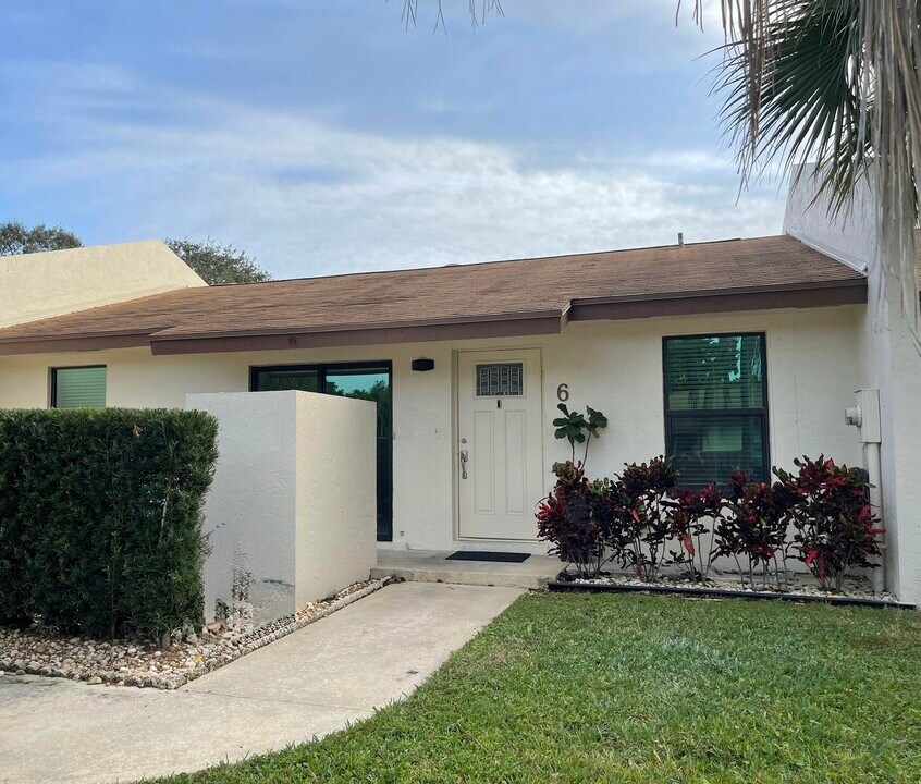 6 Chelsea Ln in Boynton Beach, FL - Building Photo