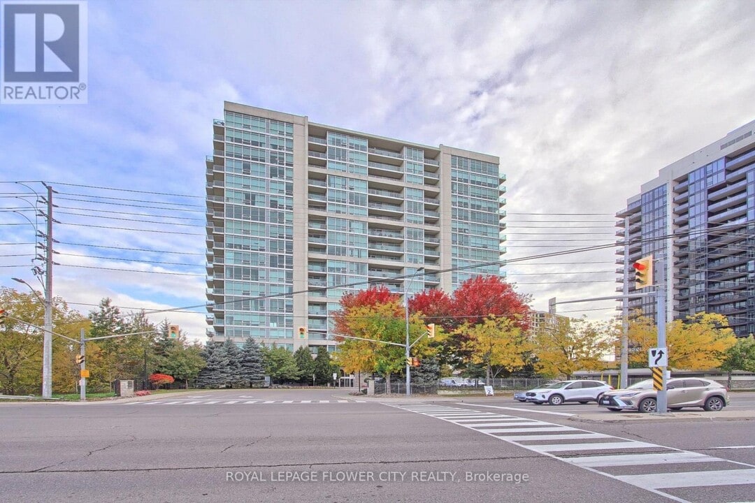 1055 Southdown Rd in Mississauga, ON - Building Photo