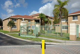 Eagles Landing in Miami Gardens, FL - Building Photo - Building Photo