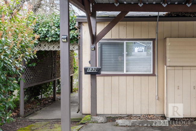 132 Highland Dr in Medford, OR - Building Photo - Building Photo