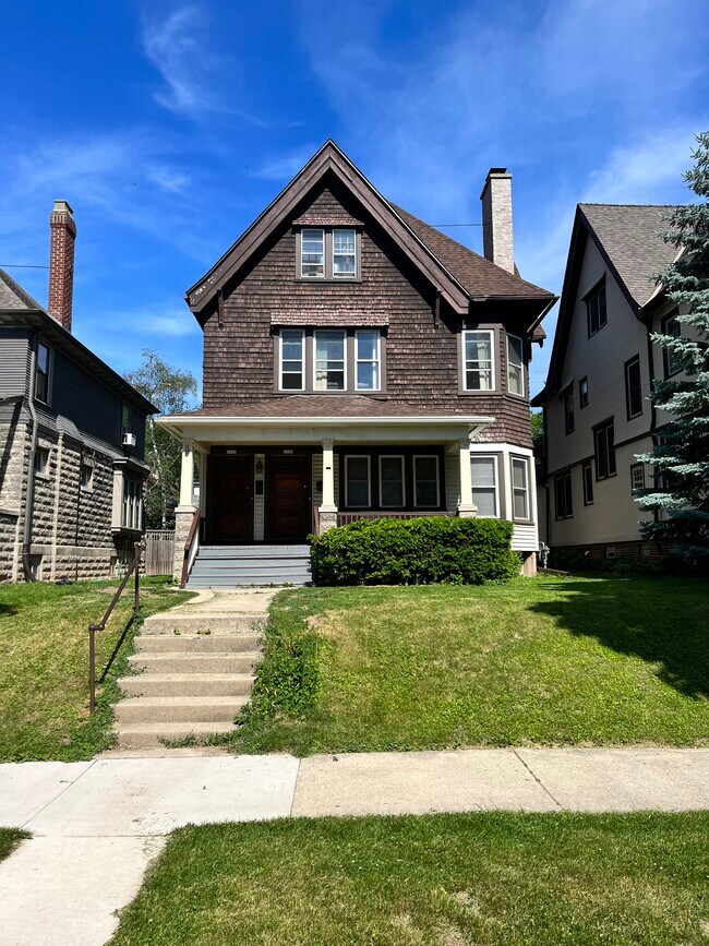 2940 N Stowell Ave Apartments and Nearby Milwaukee Apartments For Rent