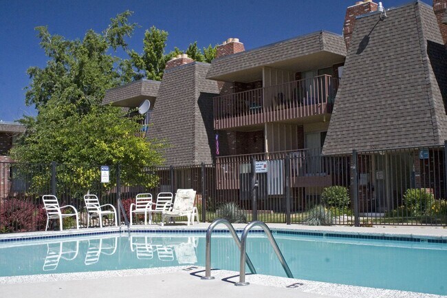Monaco Parkway Apartments in Denver, CO - Foto de edificio - Building Photo