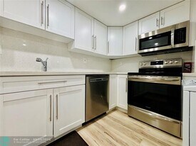 10090 NW 80th Ct in Hialeah, FL - Building Photo