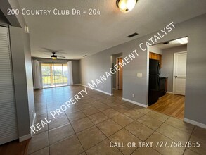 200 Country Club Dr in Largo, FL - Building Photo - Building Photo