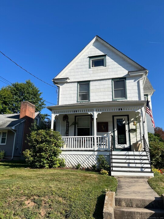 104 Meadowbrook Rd in West Hartford, CT - Building Photo