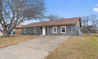 1832 Dogwood Trail in Corsicana, TX - Building Photo