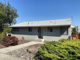 415 W 14th St in The Dalles, OR - Building Photo