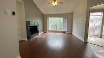 6701 Sands Point Dr in Houston, TX - Building Photo