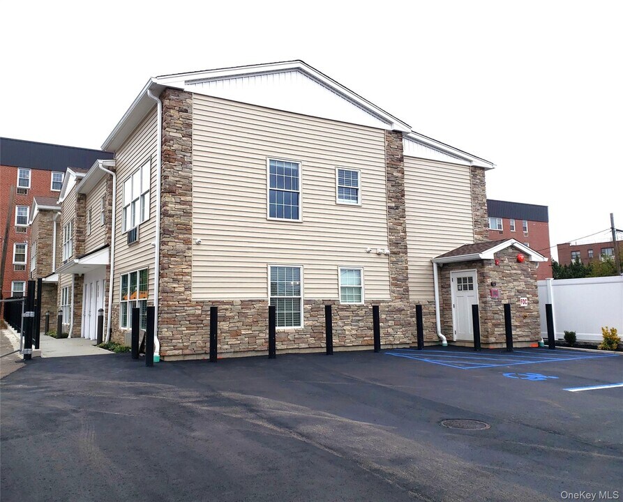 71 N Main St in Freeport, NY - Building Photo