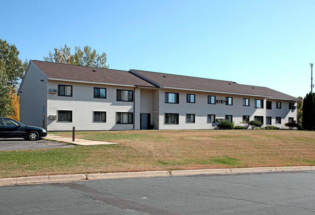 Maple Dell Apartments in Buffalo, MN - Building Photo