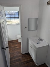 107 W Mesquite St in Karnes City, TX - Foto de edificio - Building Photo