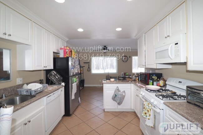 4924 Verde Dr in Oceanside, CA - Foto de edificio - Building Photo