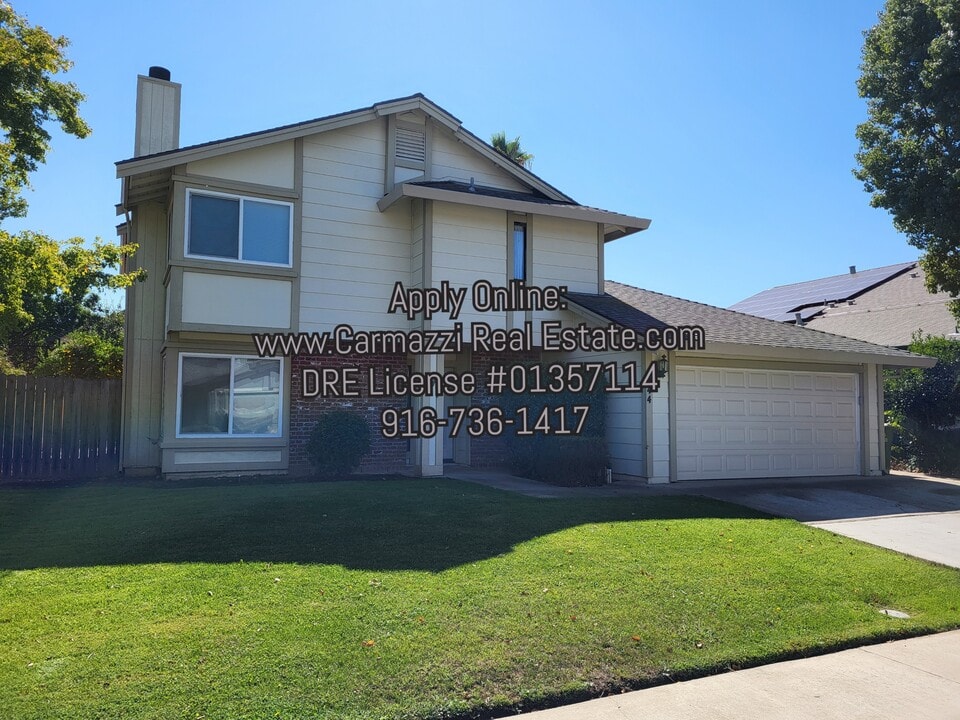 9244 Mapleview Way in Elk Grove, CA - Building Photo