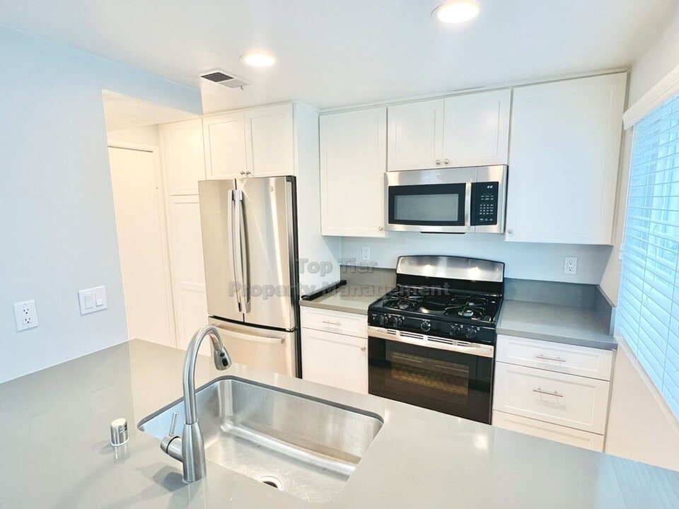 833 Del Mar Downs Rd in Solana Beach, CA - Building Photo