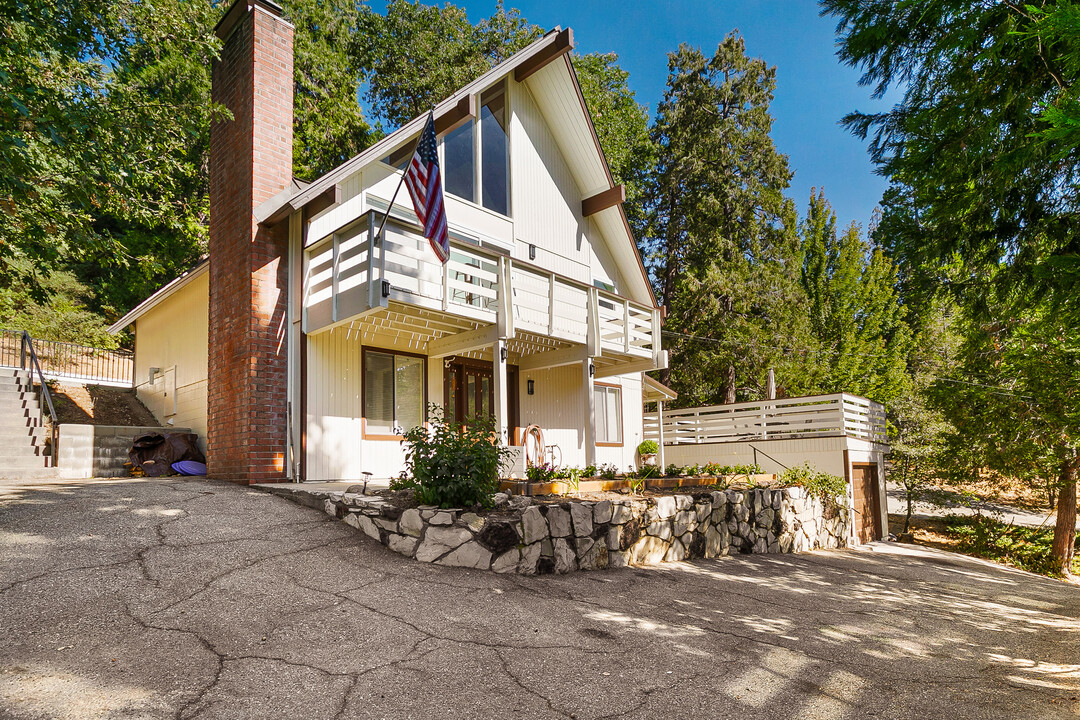 275 Golf Course Rd in Lake Arrowhead, CA - Building Photo