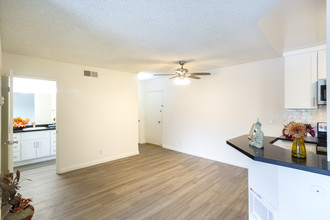 Ridgegate Apartments in Northridge, CA - Foto de edificio - Interior Photo