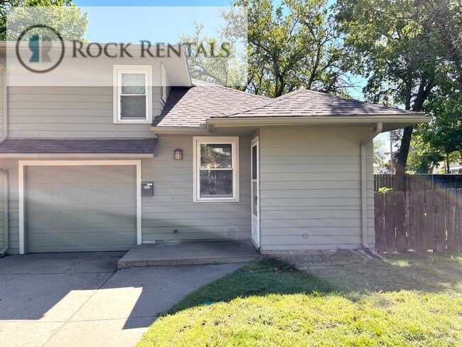 property at 718 N Poplar St