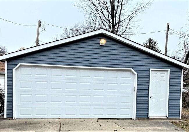 6222 W Fairmount Ave in Milwaukee, WI - Building Photo - Building Photo