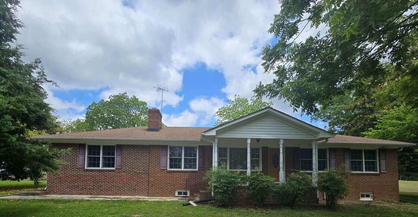 9220 Pole Run Rd in Disputanta, VA - Building Photo