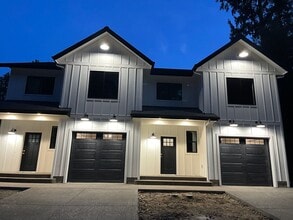 883 Wall St in North Bend, OR - Building Photo - Building Photo