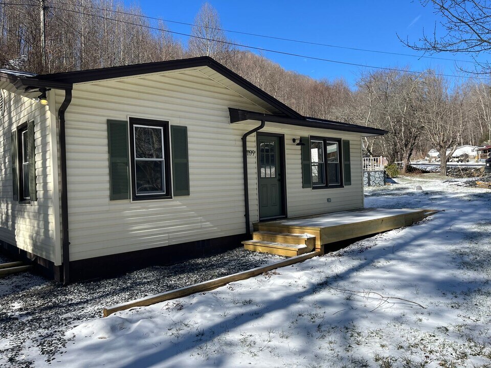 1199 Claybank Rd in West Jefferson, NC - Building Photo