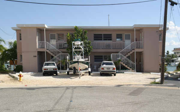 209 Brightwater Dr in Clearwater Beach, FL - Foto de edificio