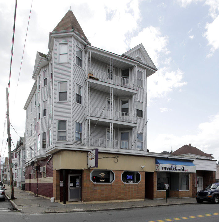 1669-1673 Acushnet Ave in New Bedford, MA - Building Photo