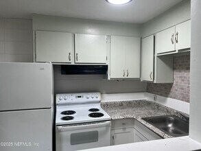 1040 Bert Rd in Jacksonville, FL - Building Photo - Building Photo