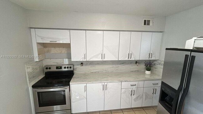 9463 SW 174th St in Palmetto Bay, FL - Building Photo - Building Photo