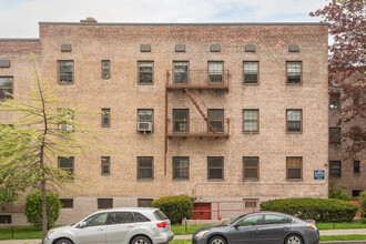 7811 Main St in Flushing, NY - Building Photo - Building Photo