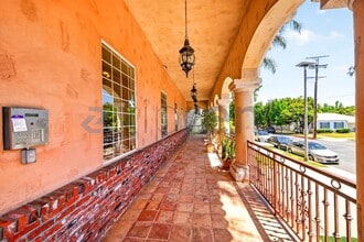14335 Huston St in Los Angeles, CA - Foto de edificio - Building Photo
