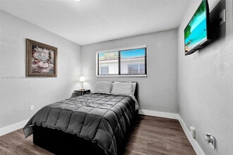 1324 NE 151st St in North Miami Beach, FL - Building Photo - Building Photo