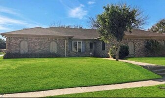 901 Forest Trail Ct in Euless, TX - Building Photo