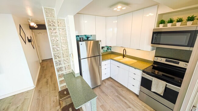 1415 Victoria St, Unit 404 in Honolulu, HI - Foto de edificio - Building Photo