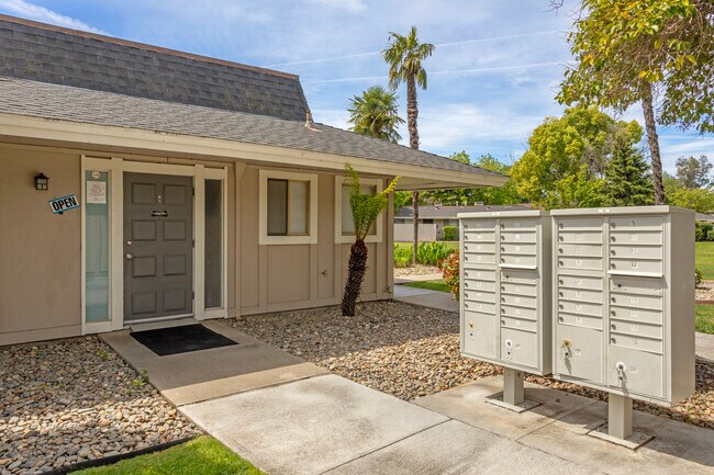 Garden East Apartments in Modesto, CA - Foto de edificio - Building Photo