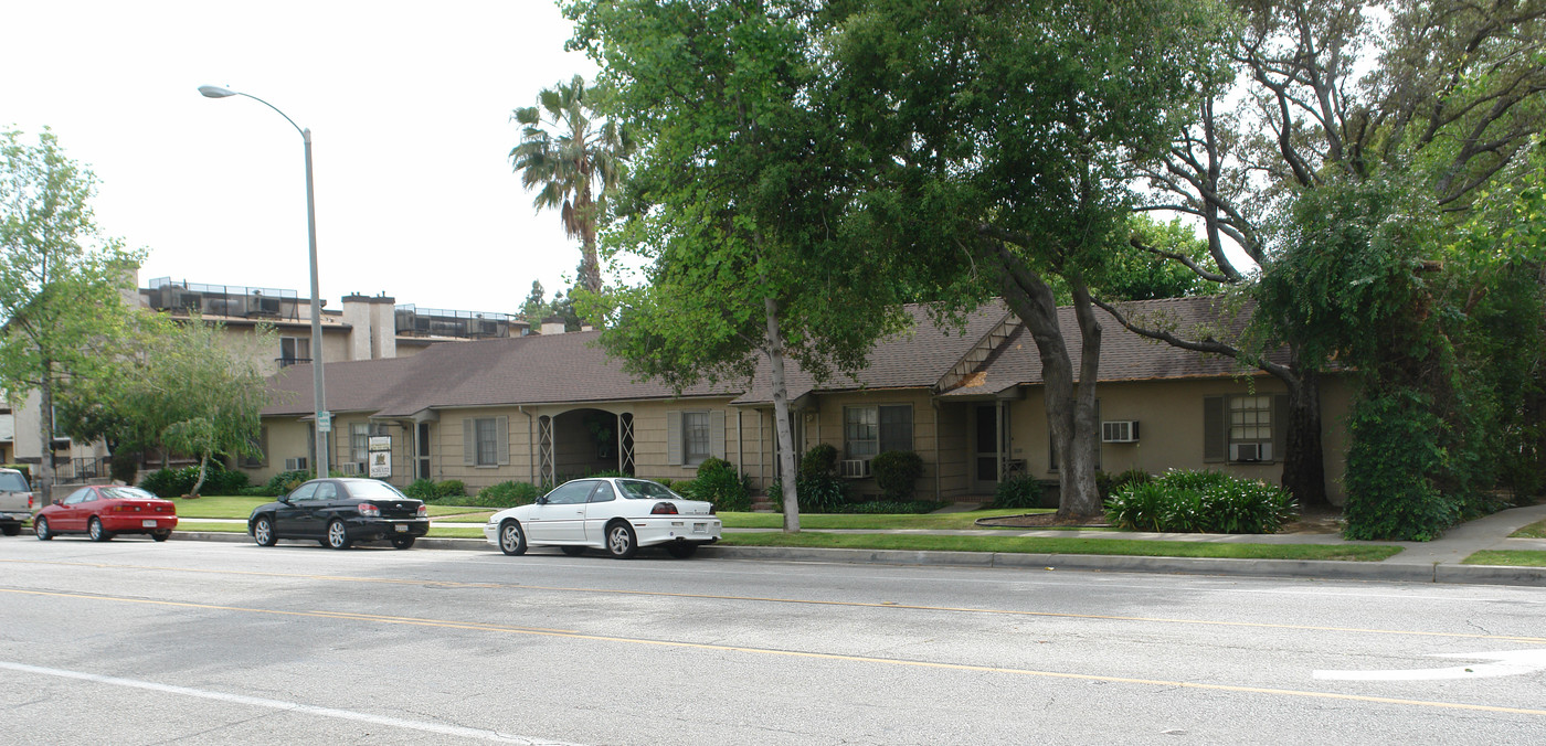 877-899 S Marengo Ave in Pasadena, CA - Building Photo
