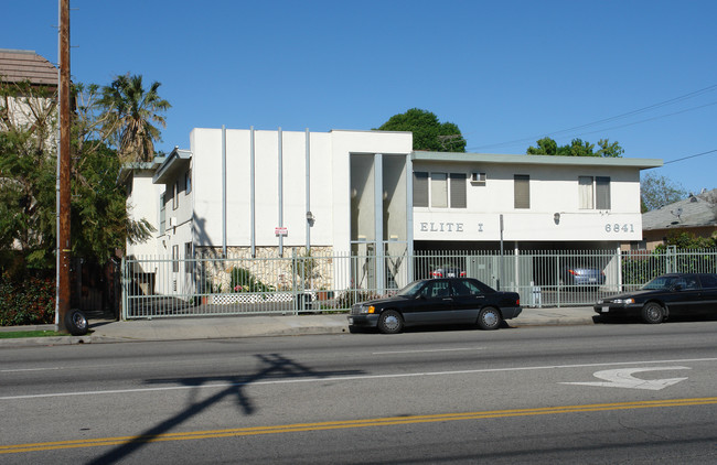 6841 Woodman Ave in Van Nuys, CA - Building Photo - Building Photo