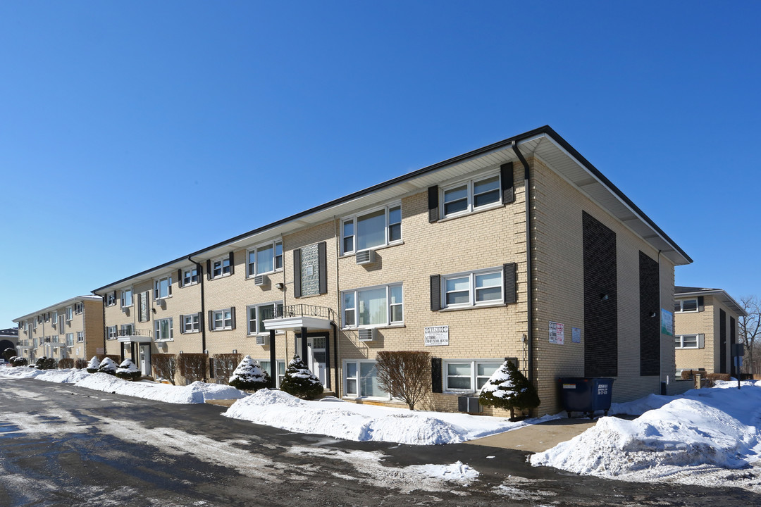 Pines Edge Apartments in Norridge, IL - Building Photo