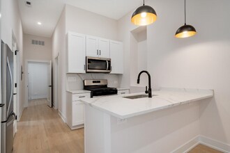 2455 W Armitage Ave in Chicago, IL - Building Photo - Building Photo