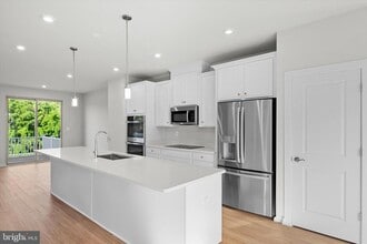 1043 Venifena Terrace SE in Leesburg, VA - Building Photo - Building Photo