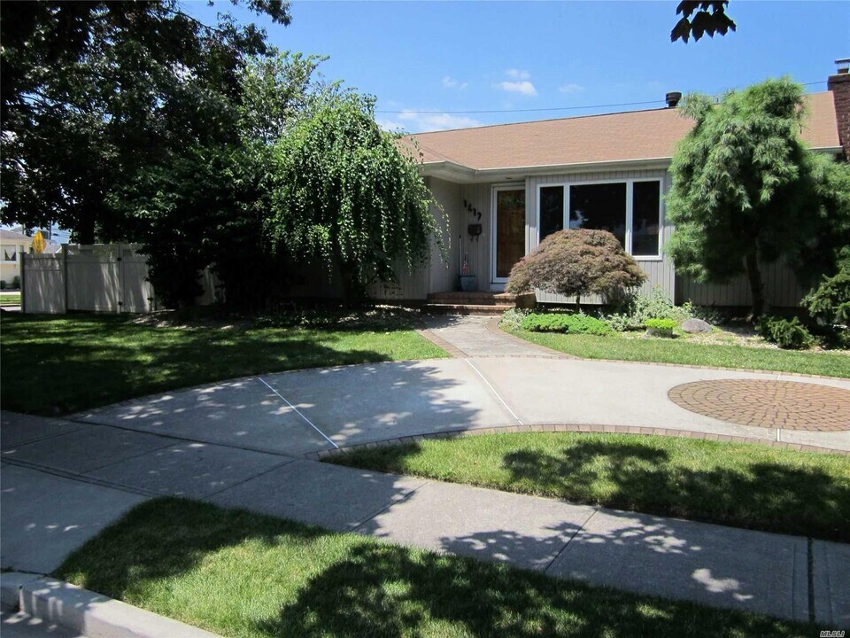 1417 Hemlock Ave in East Meadow, NY - Building Photo