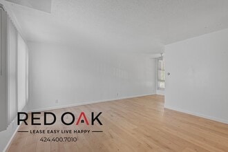 8619 Belford Ave in Los Angeles, CA - Foto de edificio - Building Photo