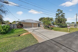 3221 SE Quay St in Port St. Lucie, FL - Building Photo