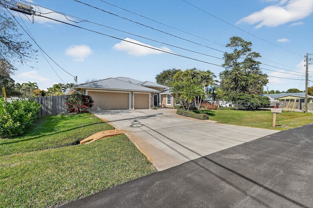 3221 SE Quay St in Port St. Lucie, FL - Building Photo